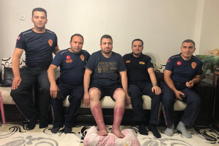 Manisa'da itfaiye çavuşuna mesai arkadaşlarından 'geçmiş olsun' ziyareti -