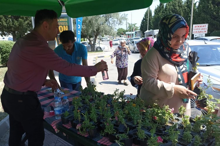 Manisa'da kabir ziyaretlerinde gül suyu ile karşılama -
