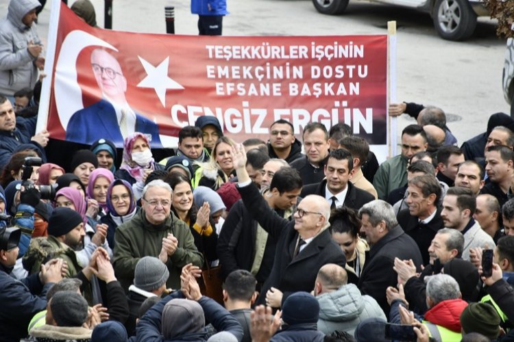Manisa'da maaş zammına davullu zurnalı kutlama -