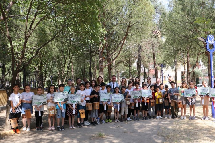 Manisa'da minik ellerden kuşlara yuva -