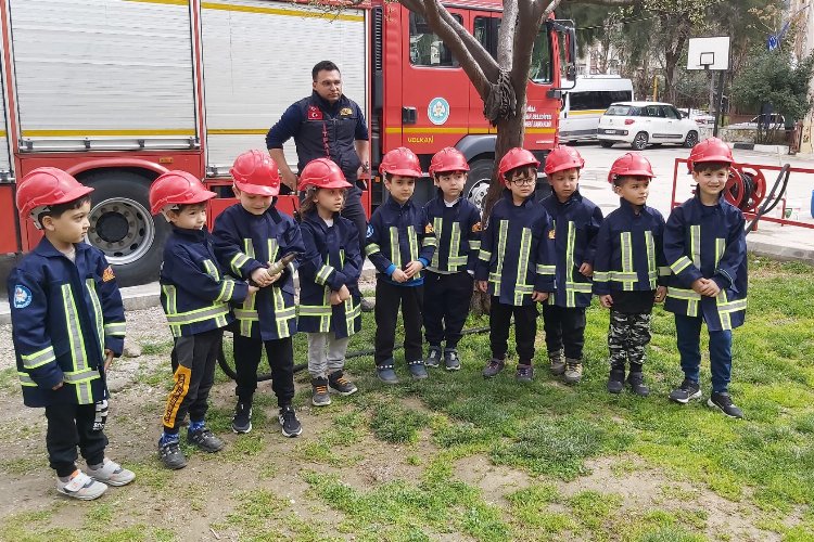 Manisa'da minik öğrenciler 'İtfaiye Amca'larıyla buluştu -