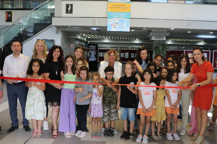 Manisa'da minik ressamların sergisi ilgi gördü -