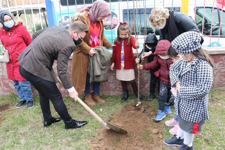 Manisa'da minikler fidanları toprakla buluşturdu -