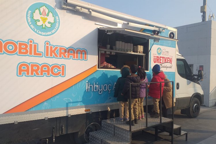 Manisa'da mobil ikram aracı öğrencilerin yanında -