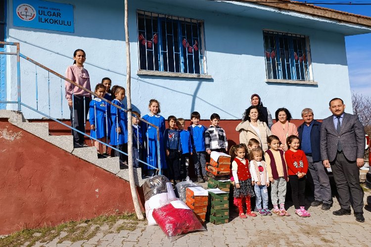 Manisa'da sömestir hediyeleri öğrencilere ulaştırılıyor -