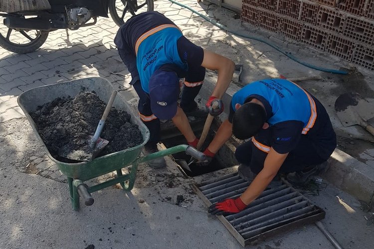 Manisa'da yağmursuyu ızgaraları çöplük değil -