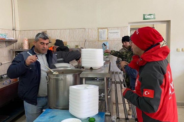 Manisa'dan deprem bölgesinde sıcak yemek dağıtımına devam -