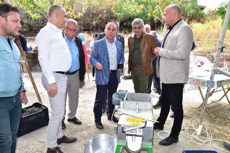 Manisa'dan Gördes'e üzüm sıkma makinası desteği -