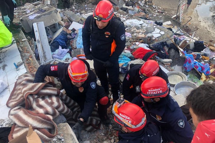 Manisa ekibi Osmaniye'de arama kurtarma çalışmalarında -