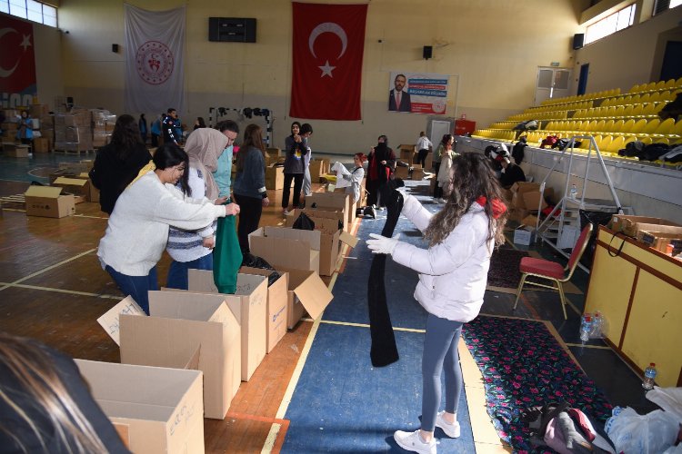 Manisa gençliği depremzedeler için tek yürek -