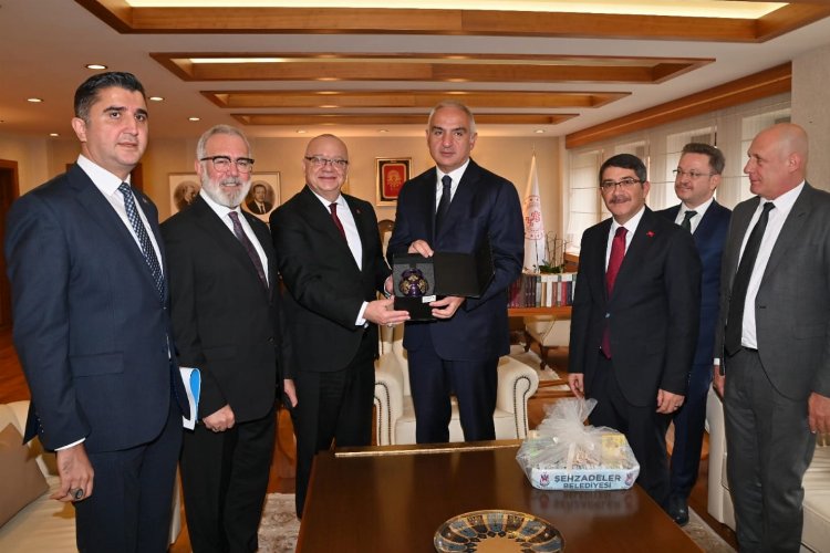 Manisa heyetinden Bakan Ersoy'a 'köklü' davet -
