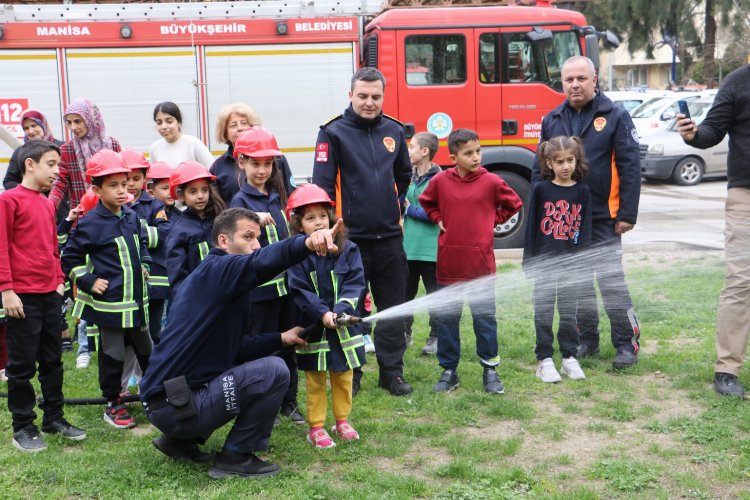 Manisa İtfaiyesi afetzede çocukları ağırladı -