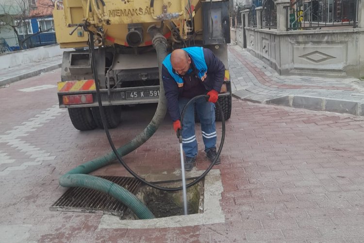 Manisa Kula'da yağmur suyu ızgalarında temizlik -