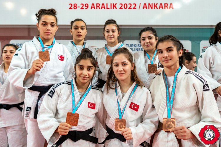Manisa'nın kadın judocuları Süper Lig'e yükseldi -