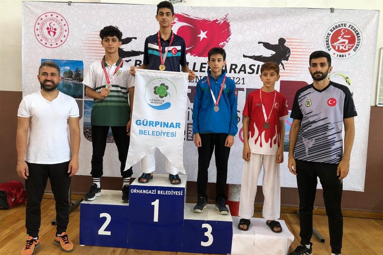Manisa'nın karate takımı Bursa'dan 6 madalya ile döndü -