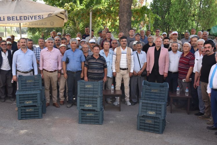 Manisa Salihli'de 9 bin adet meyve kasası dağıttı -