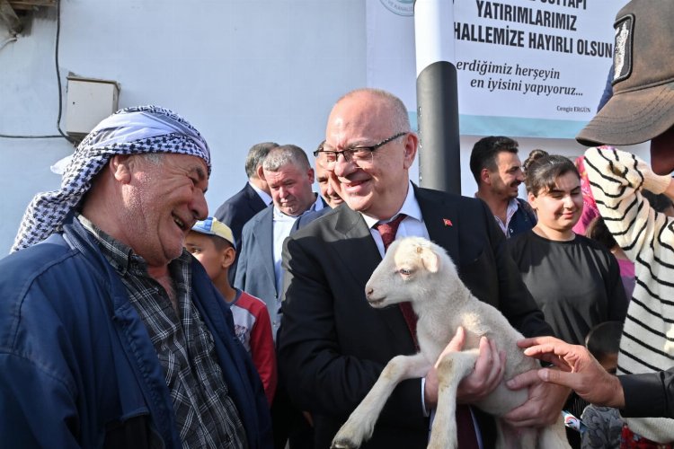 Manisa Saruhanlı'da Başkan Ergün'e sevgi seli.. Kuzu hediye edildi -