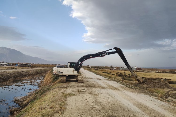 Manisa Saruhanlı'da dere yataklarının temizliğine devam -
