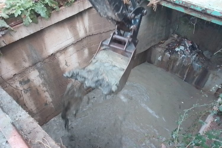 Manisa Şehzadeler'de biriktirme havuzu temizliği -
