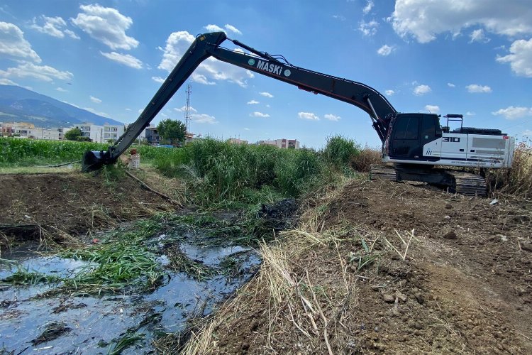 Manisa Şehzadeler'de kurutma kanalı temizliği -