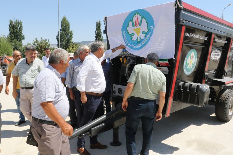 Manisa Selendi'de katı gübre dağıtma römorku çiftçilerin kullanımında -
