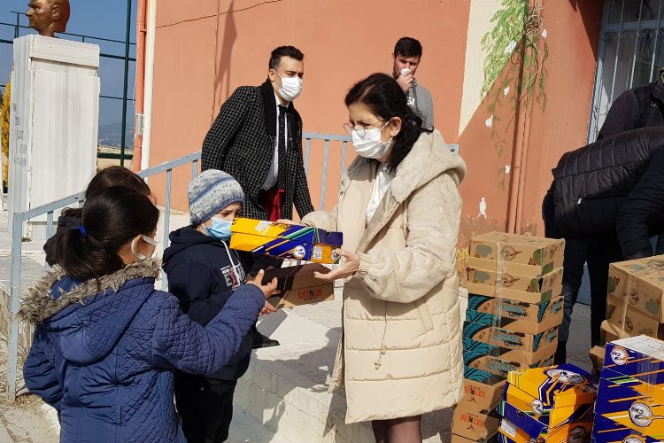 Manisa Selendili öğrencilere bot ve mont desteği -