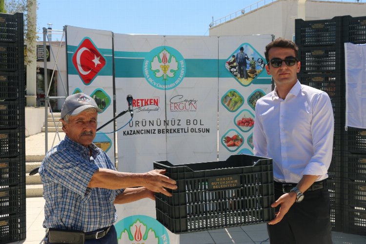 Manisa Selindi'de 2 bin zeytin kasası üreticilere dağıtıldı -