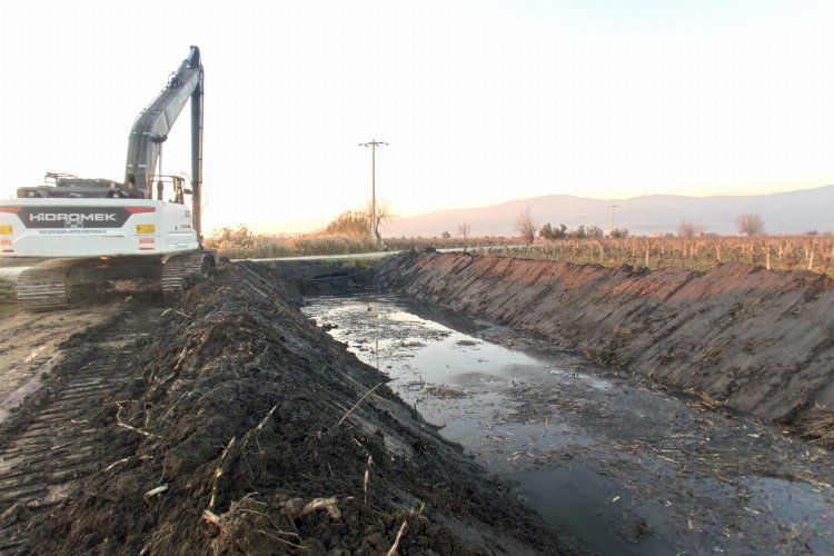 Manisa Turgutlu'da dere temizlik çalışmaları sürüyor -