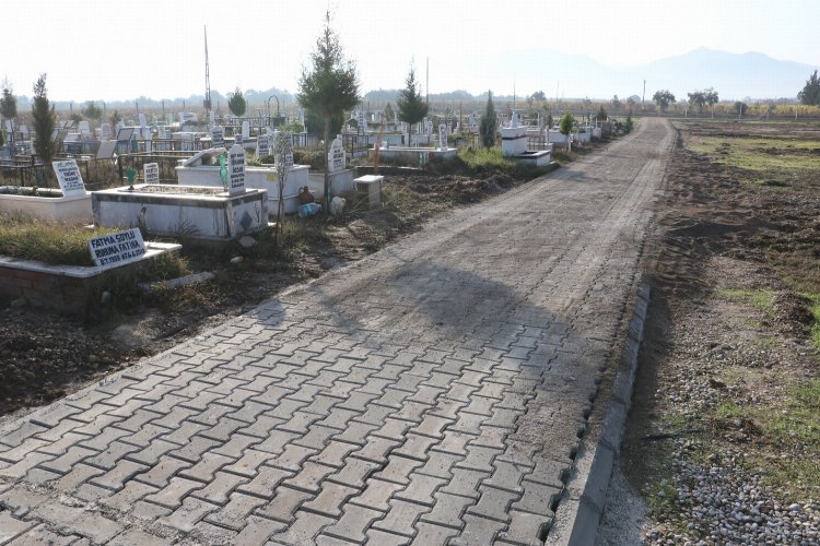 Manisa Turgutlu'da mezarlıklarda üst yapı çalışması -