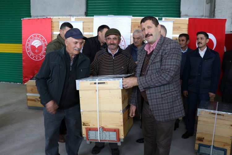 Manisa yılın son hibe fidanlarını Demirci'de dağıttı -