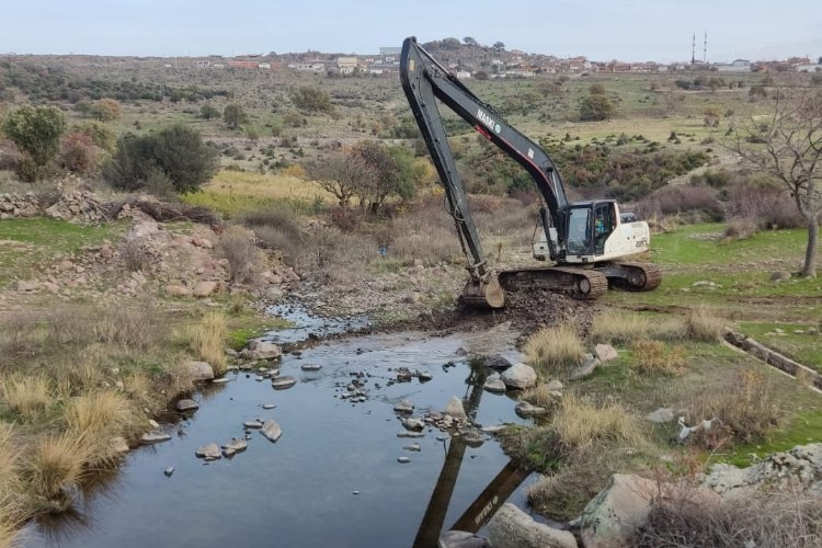 Manisa Yunusemre'de taşkınlara karşı dereler temizleniyor -