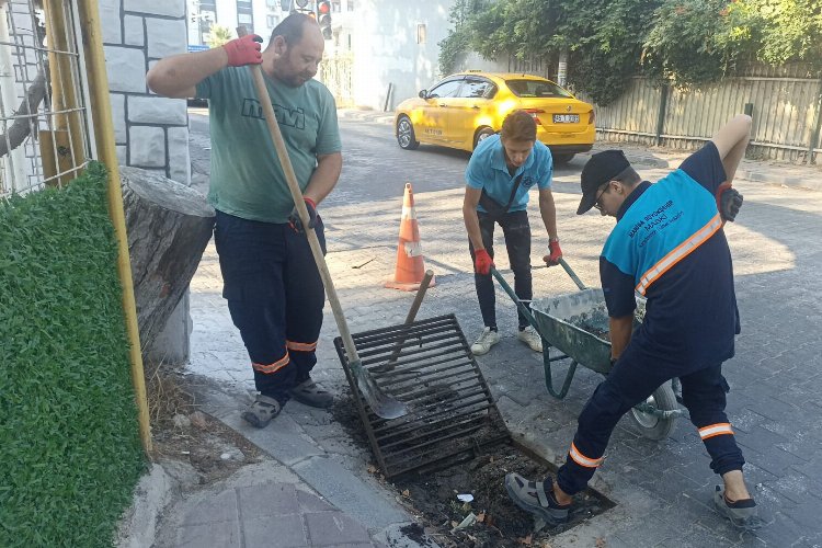 Manisa Yunusemre'de taşkınlara karşı ızgara temizliği -