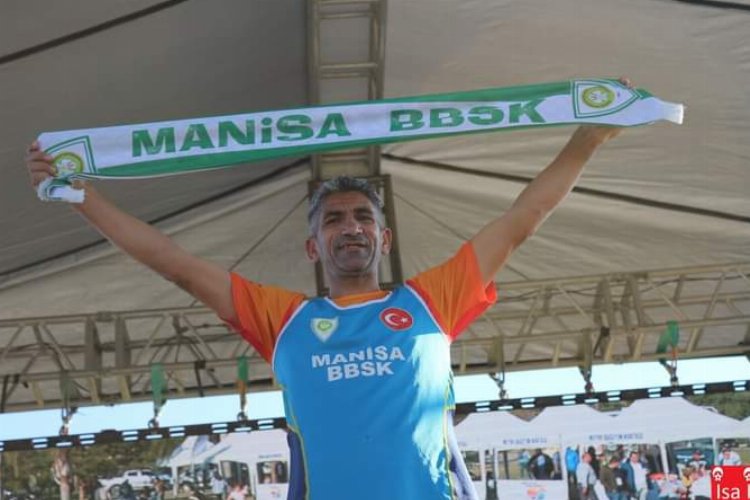 Manisalı atlet kürsüyü bırakmıyor -