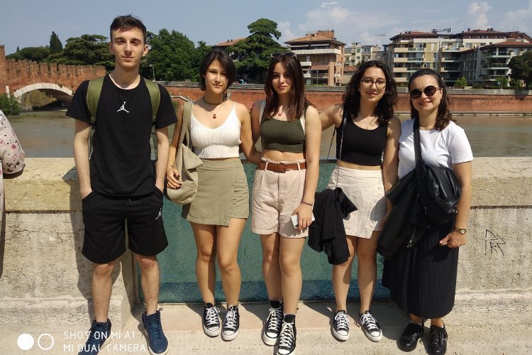 Manisalı gençler İtalya'da Türkiye'yi temsil ettiler -