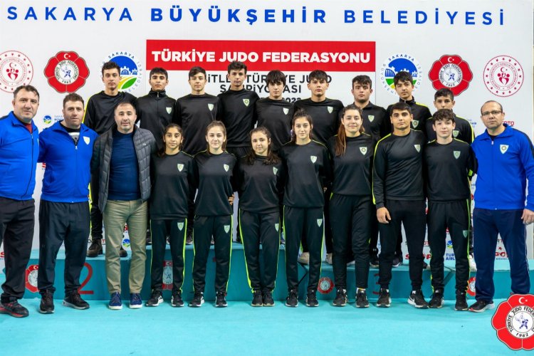 Manisalı judocular Sakarya'da madalyaları topladı -