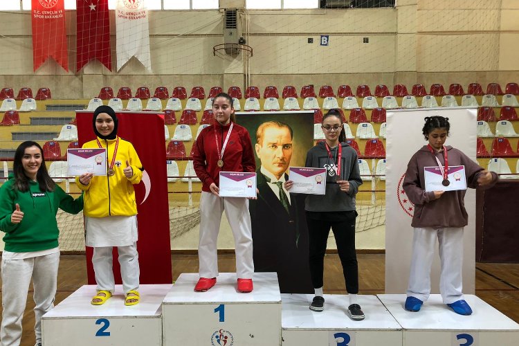 Manisalı karateciler, Denizli'de 5 madalya kazandı -