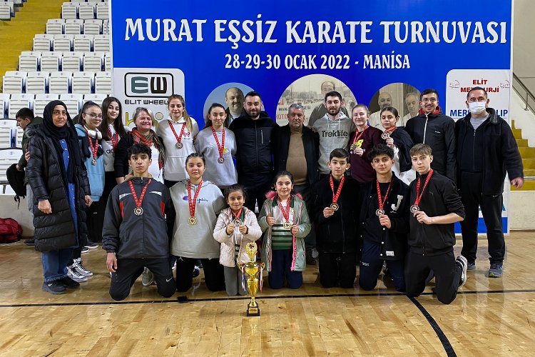 Manisalı karateciler madalyaları topladı -