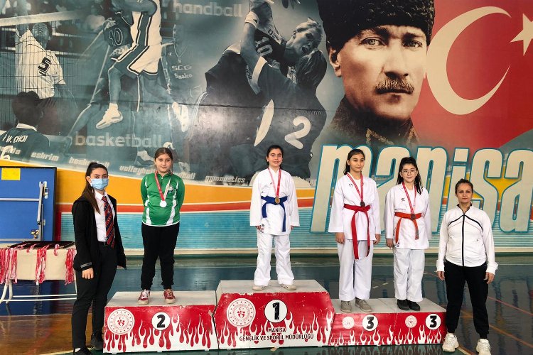 Manisalı kareteciler okul sporları müsabakalarında madalyaları topladı -