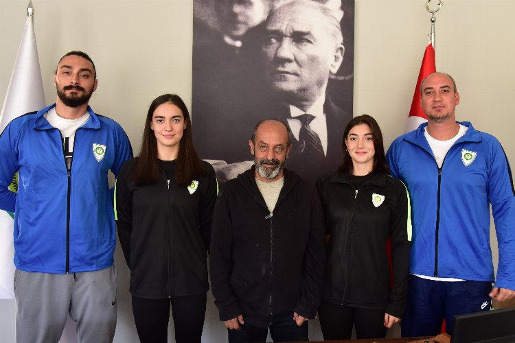 Manisalı sporcular başarılı kulaçlarıyla 'yıldız' oldular -
