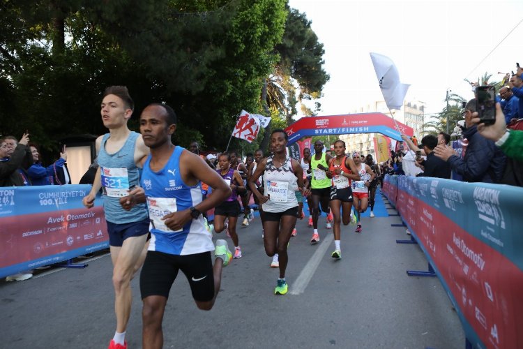 Maraton İzmir'de nefes kesen yarış -