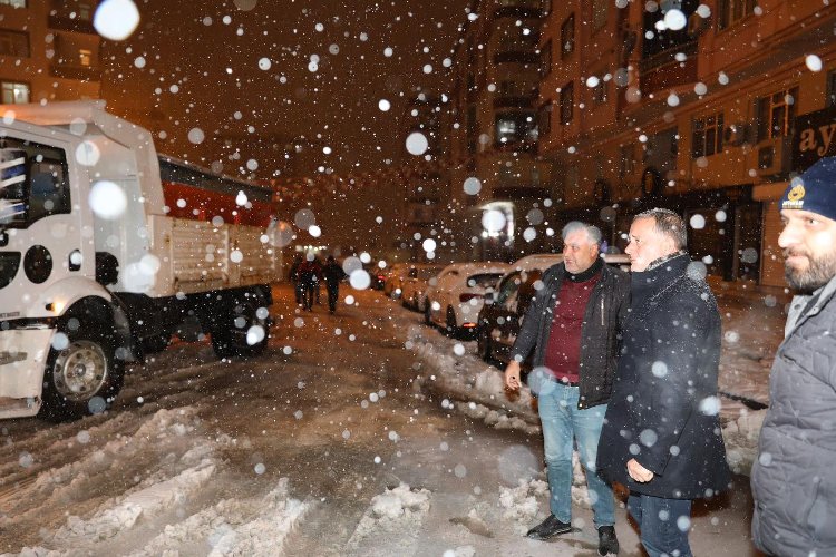 Mardin Artuklu'da Başkan Tatlıdede, kar temizleme çalışmalarını inceledi -
