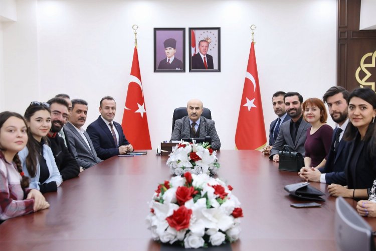 Mardin'de başarılı tiyatroculara Vali Demirtaş'tan övgü -