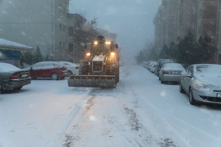 Mardin’de kar hayatı felce uğrattı, okullar tatil edildi -