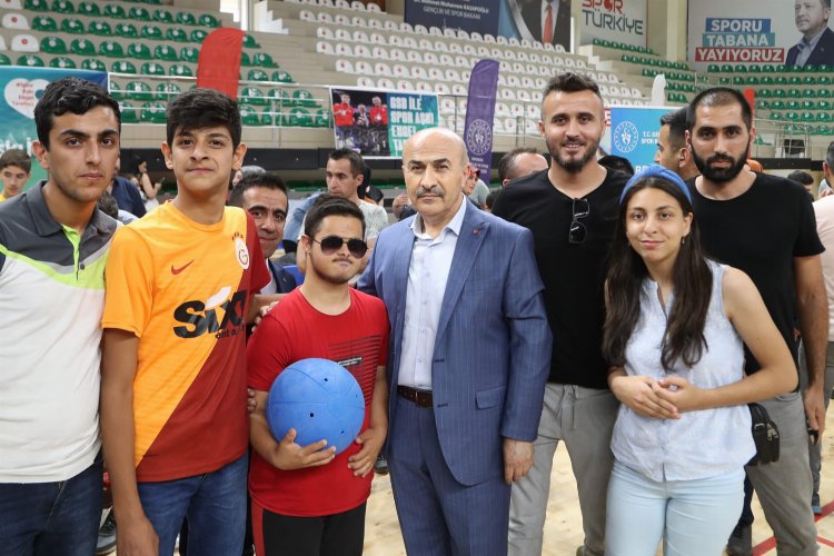 Mardin'de “Spor Aşkı Engel Tanımaz” projesiyle spor malzemesi dağıtıldı -