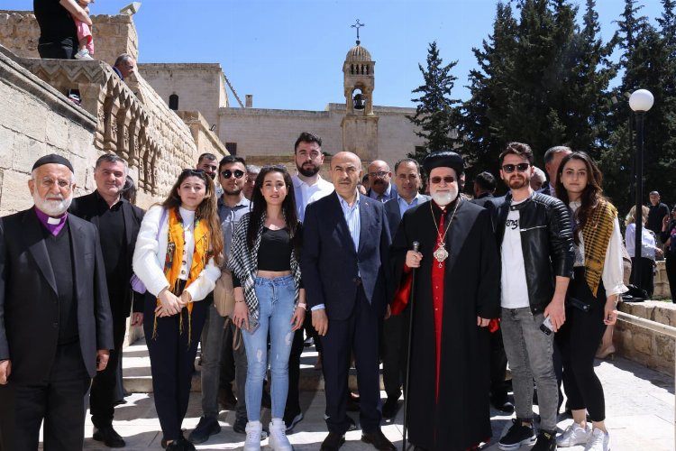 Mardin Valisi Mahmut Demirtaş'tan Süryanilere kutlama -