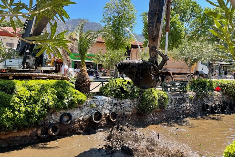 Marmaris’te ki derelerden 4 bin 50 ton balçık çıkartıldı -