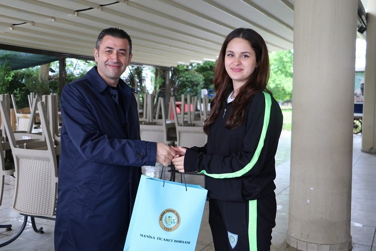 MBB'nin şampiyon voleybolcuları yemekte ağırlandı -
