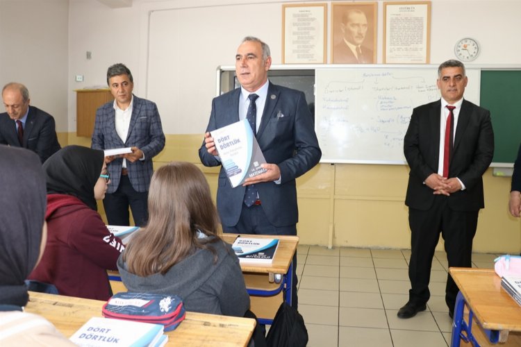 MEB'in yardımcı kaynak kitapları Bingöl'de dağıtıldı -