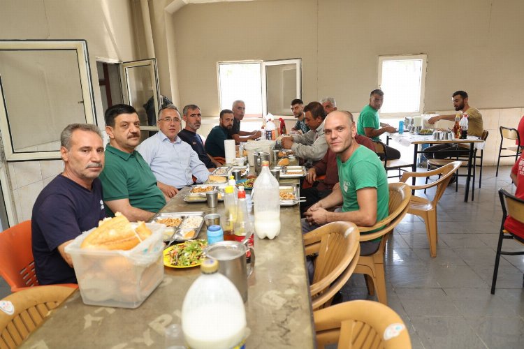 Mehmet Savran öğle yemeğini işçilerle yedi -