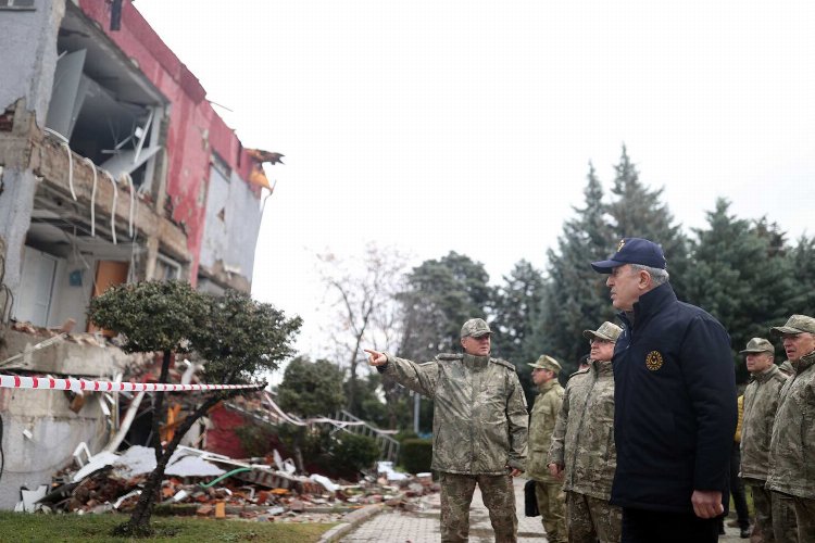 Mehmetçik depremzedelerin yanında -
